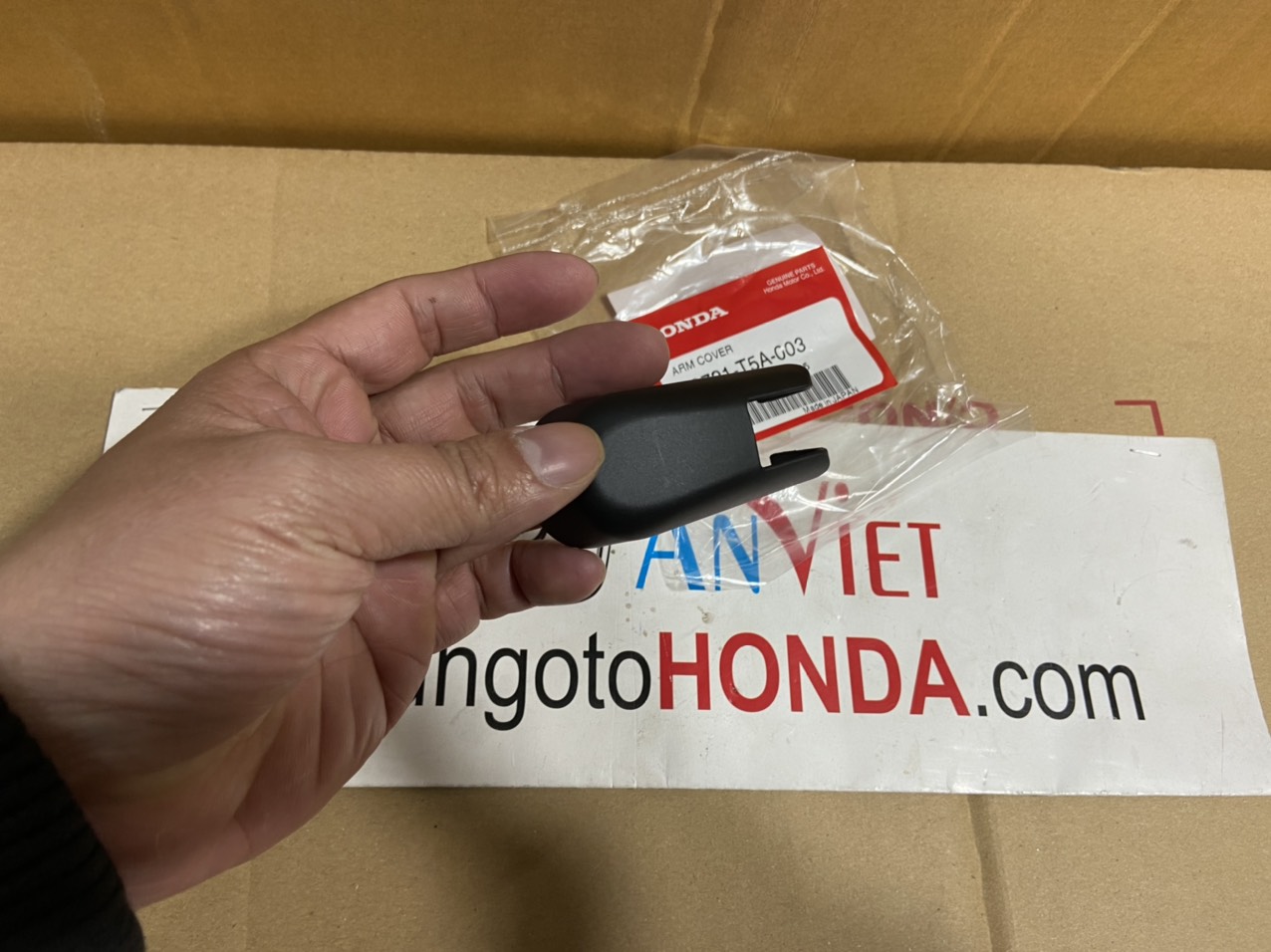 Nắp chụp tay gạt mưa xe Honda BRIO